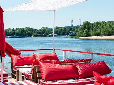 SOUTH BEACH — современный пляжный комплекс в Киеве с открытым бассейном, рестораном, баром, летними террасами и атмосферой курортного отдыха.