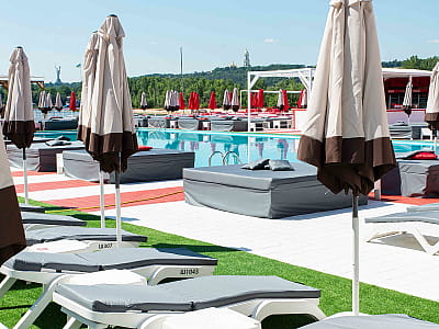 летний открытый бассейн в загородном пляжном комплексе SOUTH BEACH, расположенном на территории Гидропарка в Киеве