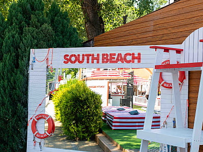 SOUTH BEACH — современный пляжный комплекс в Киеве с открытым бассейном, рестораном, баром, летними террасами и атмосферой курортного отдыха.