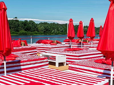 SOUTH BEACH — современный пляжный комплекс в Киеве с открытым бассейном, рестораном, баром, летними террасами и атмосферой курортного отдыха.