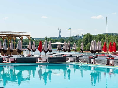 летний открытый бассейн в загородном пляжном комплексе SOUTH BEACH, расположенном на территории Гидропарка в Киеве