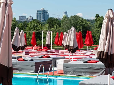 SOUTH BEACH — современный пляжный комплекс в Киеве с открытым бассейном, рестораном, баром, летними террасами и атмосферой курортного отдыха.