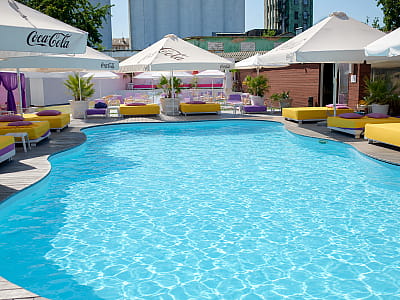открытый бассейн в пляжном комплексе с бассейнами Sungrilla Secret Beach в Киеве