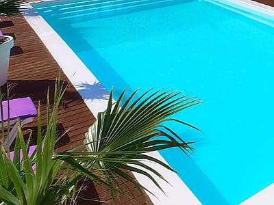 открытый бассейн в пляжном комплексе с бассейнами Sungrilla Secret Beach в Киеве