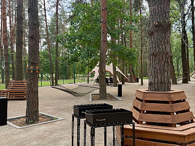 WOOD HILLS — современный парк развлечений недалеко от Киева с батутами, тюбингом, бассейнами, веревочным парком, беседками и активным отдыхом среди сосен.