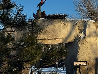 парк с полноразмерными фигурами динозавров в загородном комплексе «ЯХТА» на берегу Днепра в Оболонском районе Киева