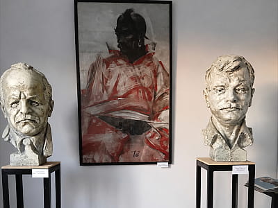 Музей-усадьба Ивана Самотоса в селе Устье рассказывает о жизни скульптора, его творчестве, семье и сохраняет аутентичную атмосферу дома художника.