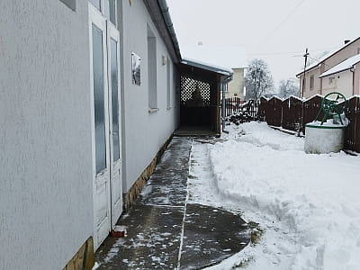 Музей-усадьба Ивана Самотоса в селе Устье рассказывает о жизни скульптора, его творчестве, семье и сохраняет аутентичную атмосферу дома художника.