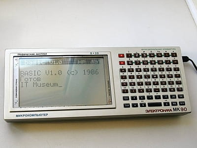 Экспозиция в Software & Computer Museum в Харькове рассказывает об истории компьютеров и программного обеспечения. Ретро-ПК, консоли, гаджеты и робот Jibo.