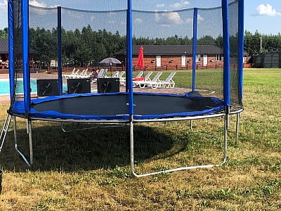 батут в загородном комплексе «Zanzibar.Rivne» в селе Корчин Ровенской области