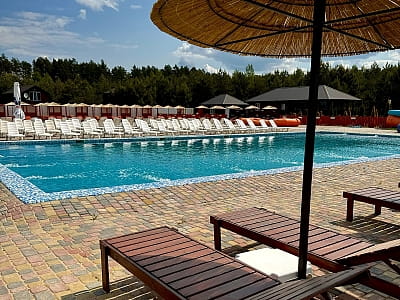 Летний открытый бассейн в загородном комплексе Zanzibar.Rivne в селе Корчин Ровенской области