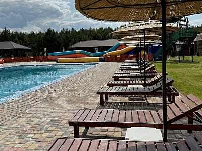 Летний открытый бассейн в загородном комплексе Zanzibar.Rivne в селе Корчин Ровенской области