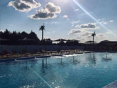 Летний открытый бассейн в загородном комплексе Zanzibar.Rivne в селе Корчин Ровенской области
