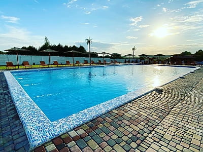 Летний открытый бассейн в загородном комплексе Zanzibar.Rivne в селе Корчин Ровенской области