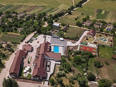 Boremel Hills в Боремеле — загородный комплекс с отелем, SPA-центром, бассейнами, банями, чанами, рестораном и караоке для отдыха и торжеств.