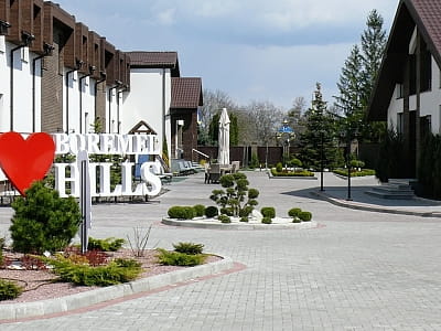 Boremel Hills в Боремеле — загородный комплекс с отелем, SPA-центром, бассейнами, банями, чанами, рестораном и караоке для отдыха и торжеств.
