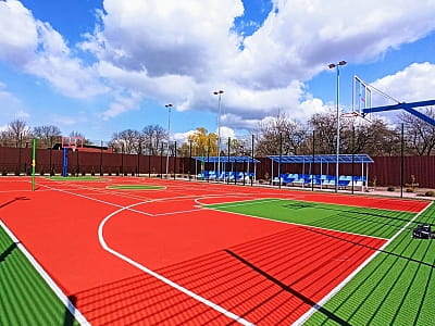 спортивная площадка для игры в теннис, волейбол и баскетбол в загородном развлекательно-рекреационном комплексе Boremel Hills в селе Боремель Ровенской области, недалеко от Хринницкого водохранилища.