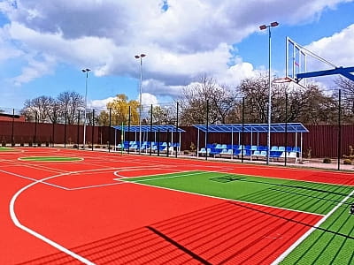 спортивная площадка для игры в теннис, волейбол и баскетбол в загородном развлекательно-рекреационном комплексе Boremel Hills в селе Боремель Ровенской области, недалеко от Хринницкого водохранилища.
