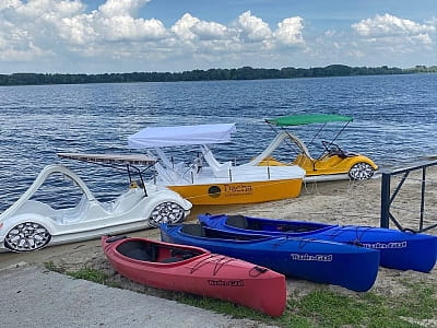 катамараны, доски для SUP, катера в загородном комплексе «Дача» в селе Сокирна Черкасской области
