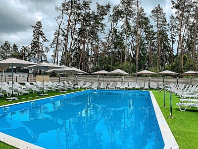 открытый бассейн с подогревом в загородном комплексе «Дача» в селе Сокирна Черкасской области