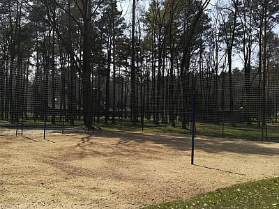 спортивная площадка для игры в футбол и волейбол в ресторанно-развлекательном комплексе «Gosti», расположенном среди соснового леса примерно в 10 км от Луцка, в селе Брище, вдоль трассы Луцк — Ковель
