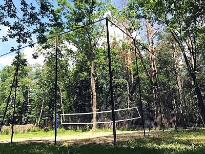 спортивная площадка для игры в футбол и волейбол в ресторанно-развлекательном комплексе «Gosti», расположенном среди соснового леса примерно в 10 км от Луцка, в селе Брище, вдоль трассы Луцк — Ковель