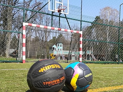 спортивная площадка для игры в футбол и волейбол в ресторанно-развлекательном комплексе «Gosti», расположенном среди соснового леса примерно в 10 км от Луцка, в селе Брище, вдоль трассы Луцк — Ковель