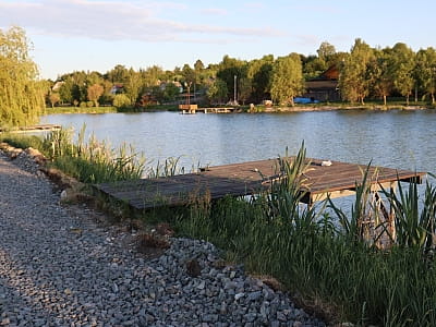 рыболовные причалы возле эко-домиков в загородном комплексе «Горинский» в селе Рясники Ровенской области