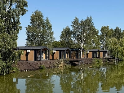 рыболовные причалы возле эко-домиков в загородном комплексе «Горинский» в селе Рясники Ровенской области