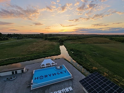 летний открытый бассейн в загородном комплексе «Horynsky» в селе Рясники Ровенской области
