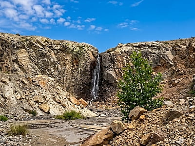 Клесовский водопад в Ровенской области — искусственный каскад высотой около 7 метров среди гранитных скал. Узнайте, где он находится и что интересного есть поблизости.