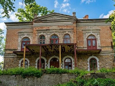 Усадьба Когана в Вышеольчедаеве — поместье сахарного магната XIX века с роскошной лепниной, росписями, старинным парком и печальной историей упадка на Подолье.