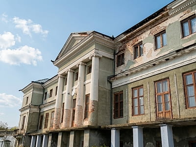 Дворец Комаревых в Мурованых Куриловцах в Винницкой области: история магнатской резиденции, архитектура классицизма, старинный парк, легенды и как добраться.