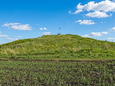 Краснокутский курган в Днепропетровской области — скифский погребальный памятник IV–III вв. до н. э. Узнайте об археологических раскопках и уникальных находках.