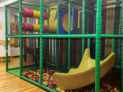 детский центр «Bambini» с аттракционами, качелями, надувными батутами и горками в центре досуга «Панорама» на окраине Кременца