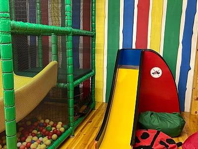 детский центр «Bambini» с аттракционами, качелями, надувными батутами и горками в центре досуга «Панорама» на окраине Кременца