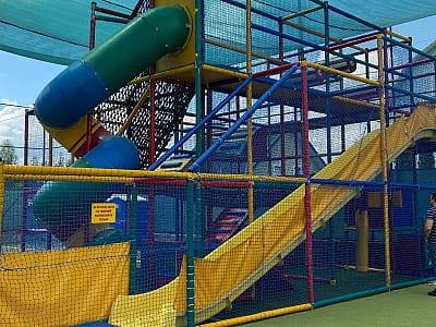 детский центр «Bambini» с аттракционами, качелями, надувными батутами и горками в центре досуга «Панорама» на окраине Кременца