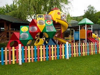 детский центр «Bambini» с аттракционами, качелями, надувными батутами и горками в центре досуга «Панорама» на окраине Кременца