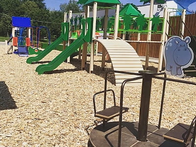 детская площадка в комплексе семейного отдыха «Rotonda Lutsk» в Центральном парке культуры и отдыха имени Леси Украинки в Луцке