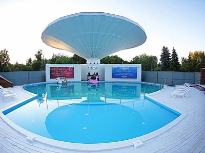 летний открытый бассейн в комплексе семейного отдыха «Rotonda Lutsk» в Центральном парке культуры и отдыха имени Леси Украинки в Луцке