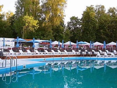 летний открытый бассейн в комплексе семейного отдыха «Rotonda Lutsk» в Центральном парке культуры и отдыха имени Леси Украинки в Луцке