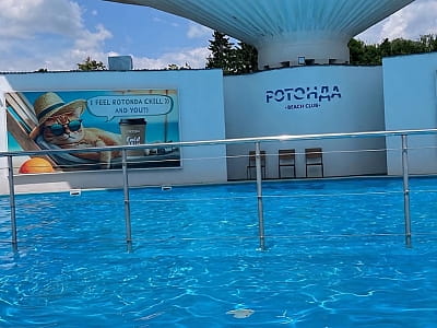 летний открытый бассейн в комплексе семейного отдыха «Rotonda Lutsk» в Центральном парке культуры и отдыха имени Леси Украинки в Луцке