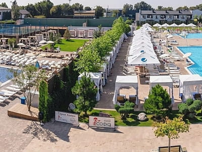 летние открытые бассейны в загородном комплексе «София» в селе Великая Омеляна недалеко от Ровно