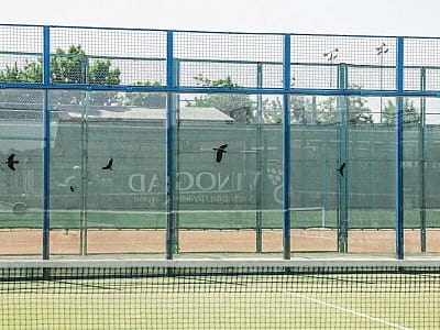 Падель-теннис в загородном комплексе «София» в селе Великая Омеляна недалеко от Ровно