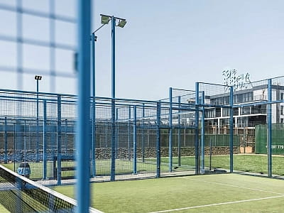 Падель-теннис в загородном комплексе «София» в селе Великая Омеляна недалеко от Ровно