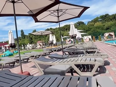 зона шезлонгов у бассейна в загородном оздоровительном комплексе Viktoria SPA Relax в селе Коршовец недалеко от Луцка