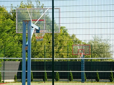 спортивная площадка для футбола, баскетбола и волейбола в загородном оздоровительном комплексе «Viktoria SPA Relax» в селе Коршовец недалеко от Луцка