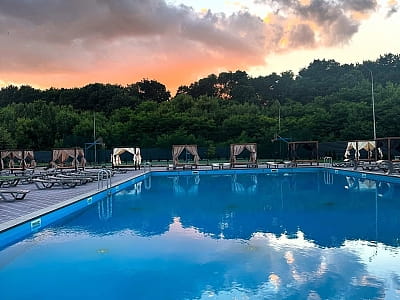 Летний открытый бассейн в загородном оздоровительном комплексе «Viktoria SPA Relax» в селе Коршовец недалеко от Луцка