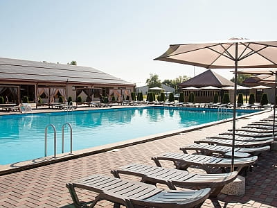 Летний открытый бассейн в загородном оздоровительном комплексе «Viktoria SPA Relax» в селе Коршовец недалеко от Луцка