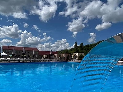 Летний открытый бассейн в загородном оздоровительном комплексе «Viktoria SPA Relax» в селе Коршовец недалеко от Луцка